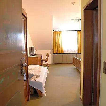 Hotelgasthof Schmucker מלון *
