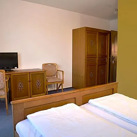 Hotelgasthof Schmucker מלון
